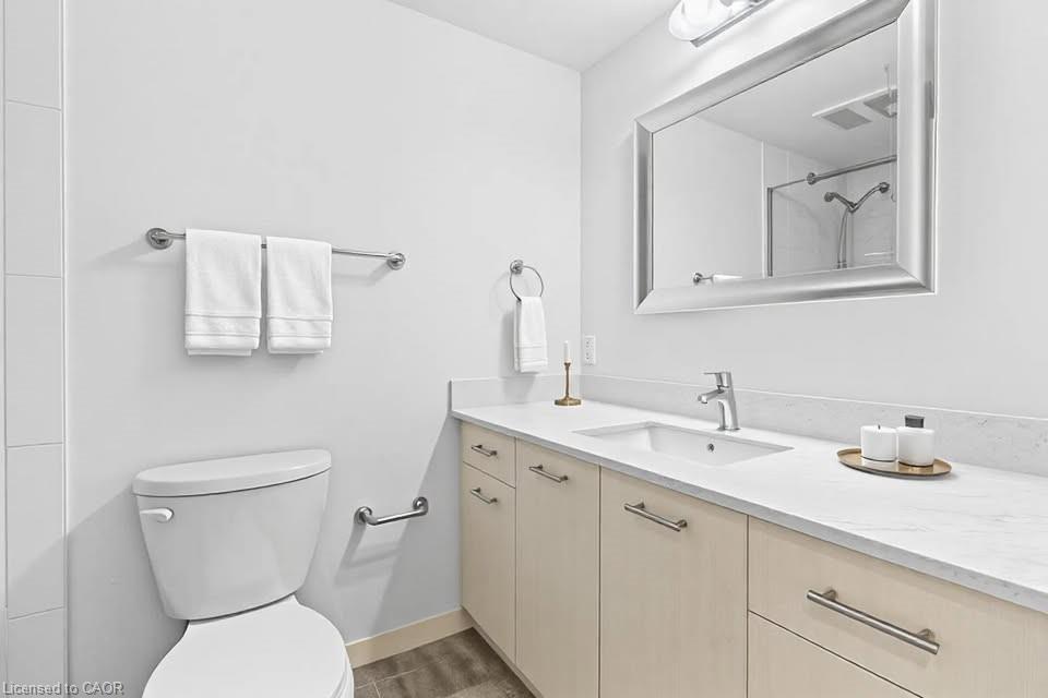 910-220 Cannon Street E, Hamilton, ON - Indoor Photo Showing Bathroom