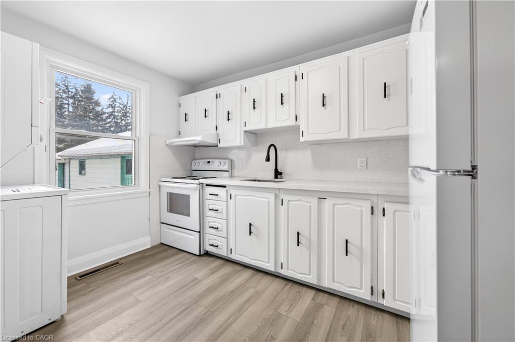1-37 Kennedy Avenue, Hamilton, ON - Indoor Photo Showing Kitchen