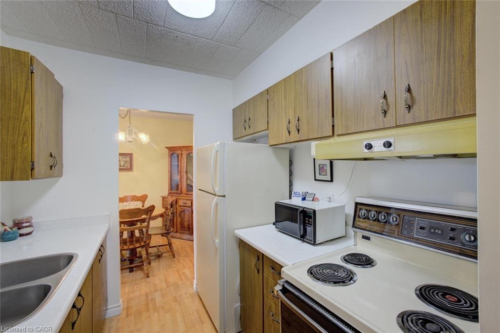 312-80 Breckenridge Drive, Kitchener, ON - Indoor Photo Showing Kitchen With Double Sink