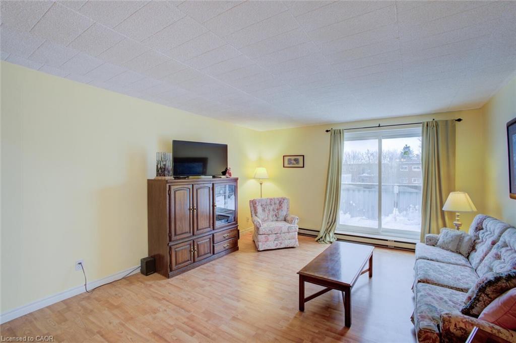 312-80 Breckenridge Drive, Kitchener, ON - Indoor Photo Showing Living Room