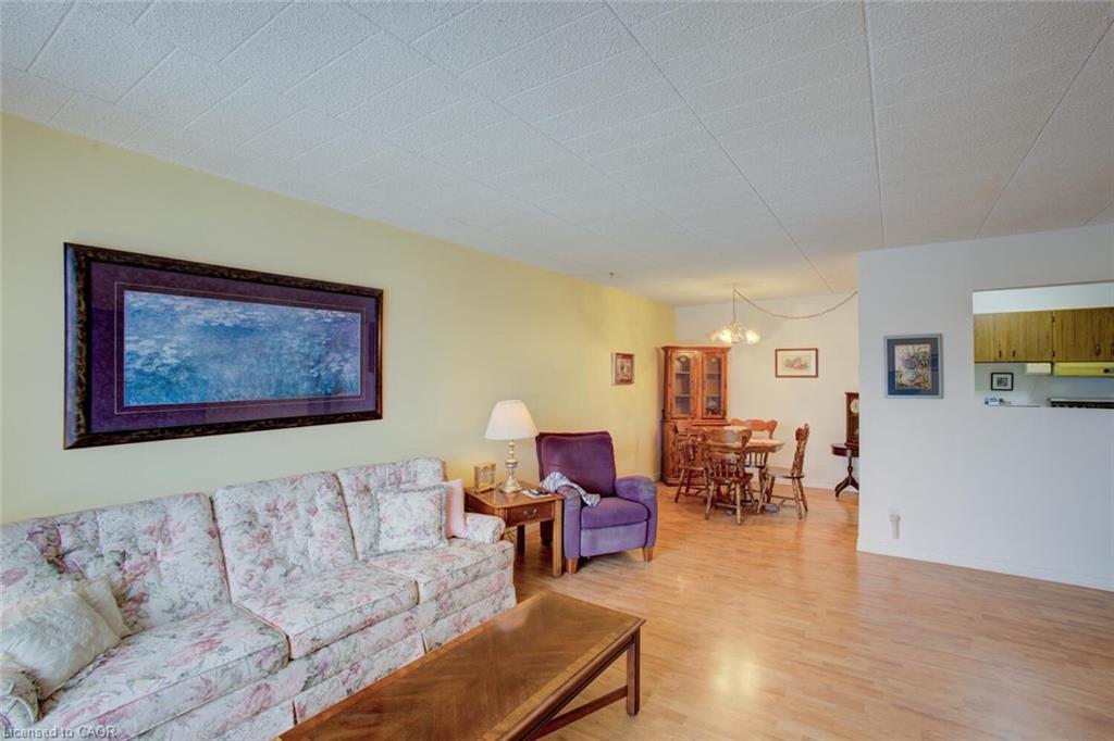 312-80 Breckenridge Drive, Kitchener, ON - Indoor Photo Showing Living Room