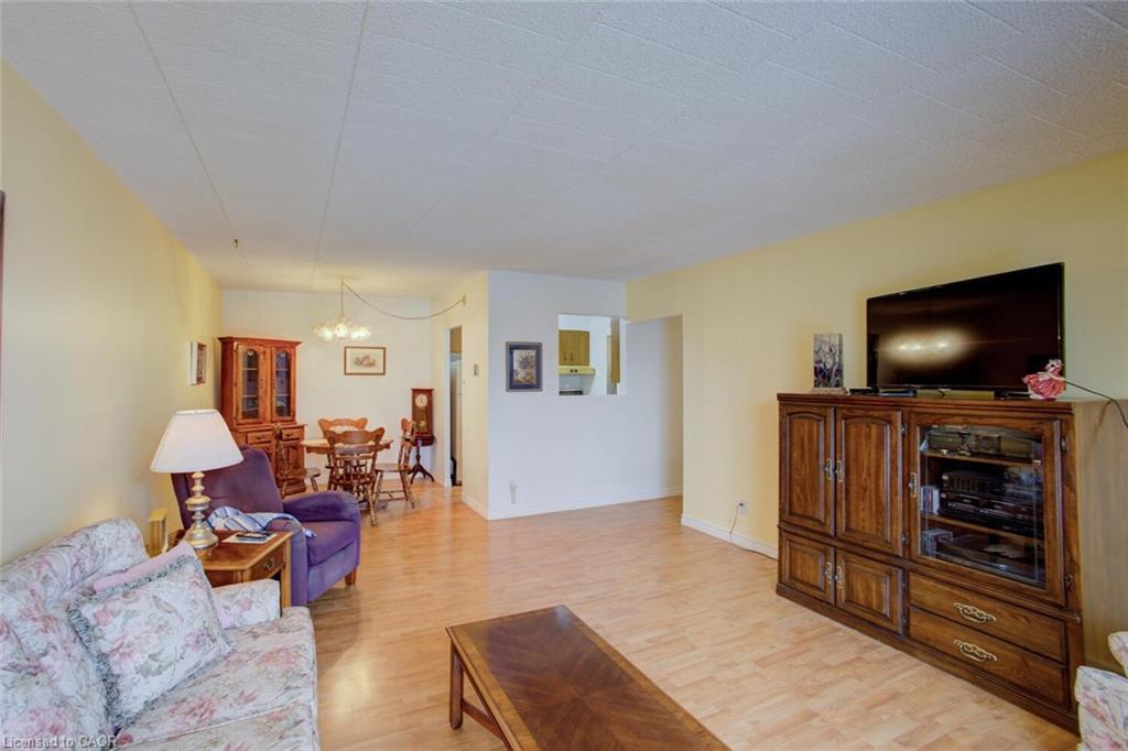 312-80 Breckenridge Drive, Kitchener, ON - Indoor Photo Showing Living Room