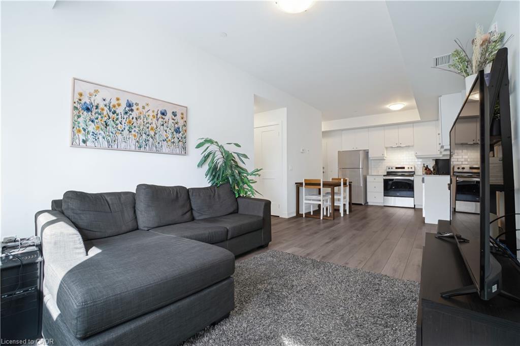 407-255 Northfield Drive E, Waterloo, ON - Indoor Photo Showing Living Room