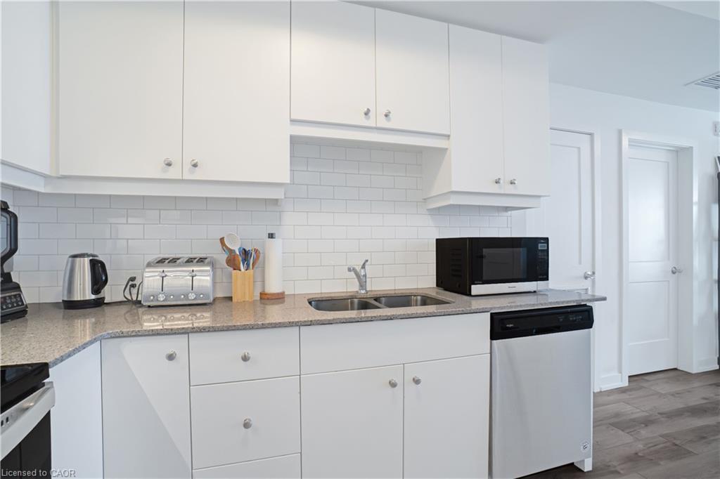 407-255 Northfield Drive E, Waterloo, ON - Indoor Photo Showing Kitchen With Double Sink