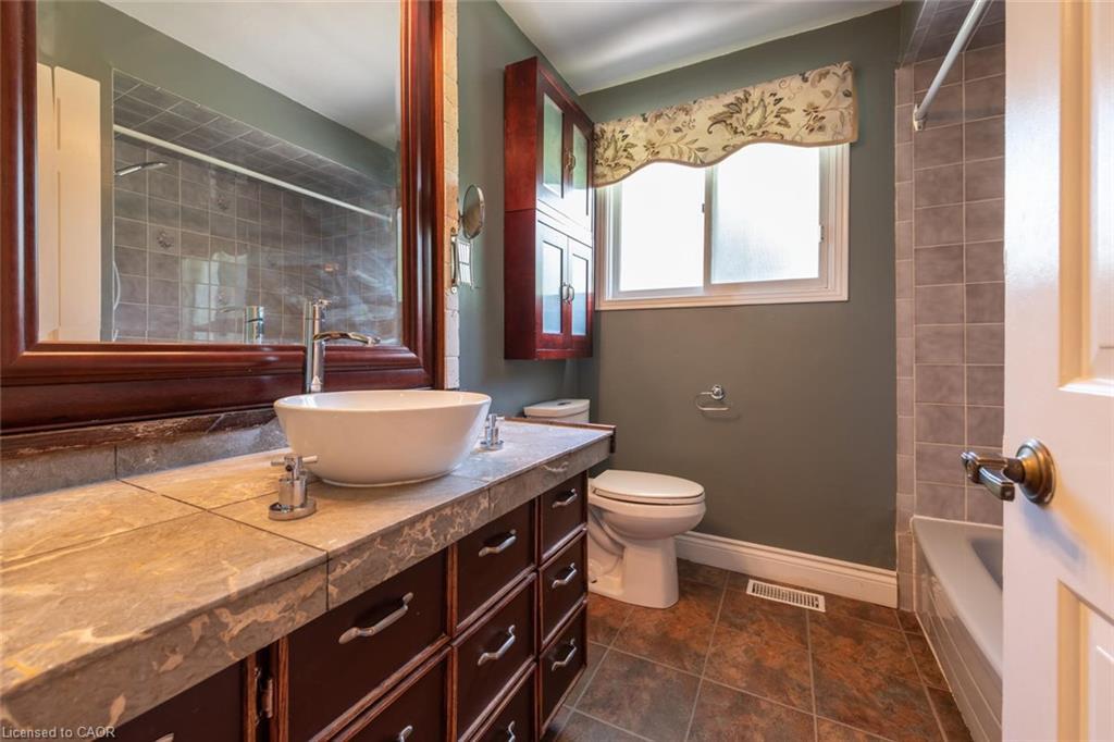 44 Valleyview Drive, Ancaster, ON - Indoor Photo Showing Bathroom