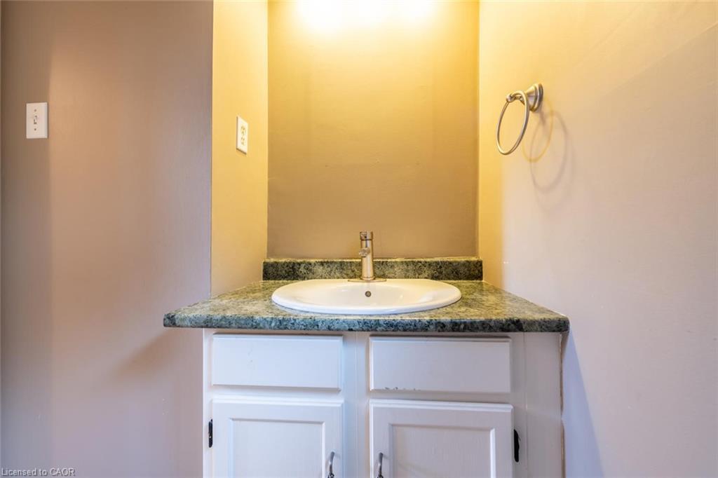44 Valleyview Drive, Ancaster, ON - Indoor Photo Showing Bathroom