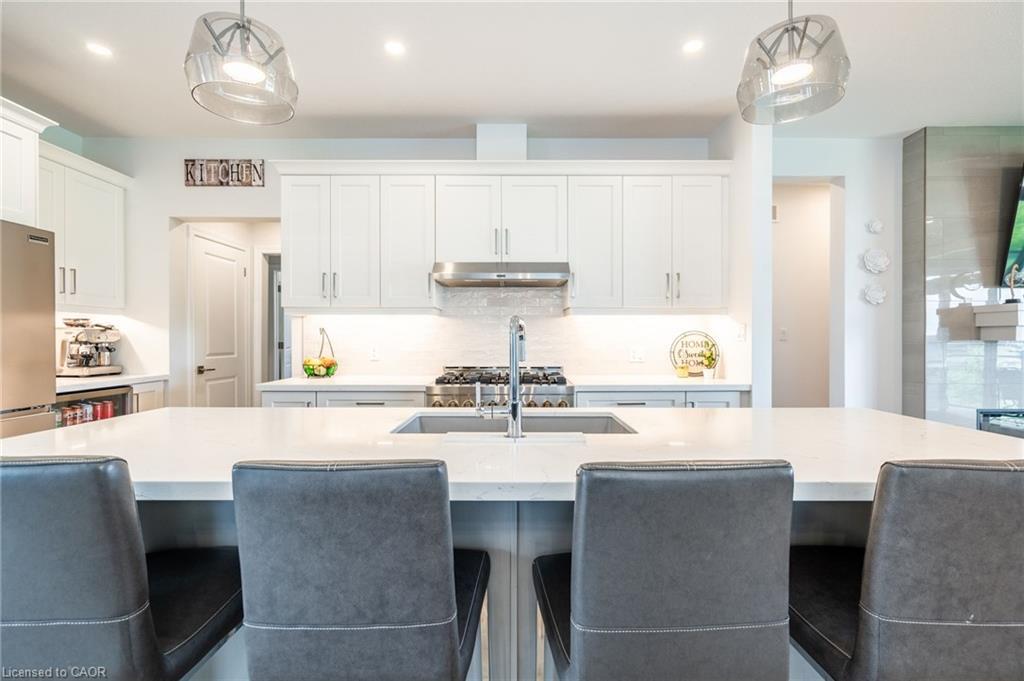 16 Whiting Drive, Paris, ON - Indoor Photo Showing Kitchen With Upgraded Kitchen