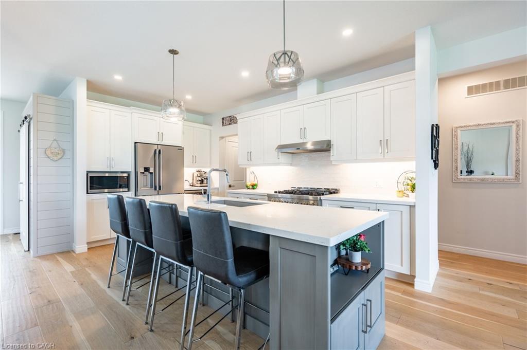 16 Whiting Drive, Paris, ON - Indoor Photo Showing Kitchen With Upgraded Kitchen