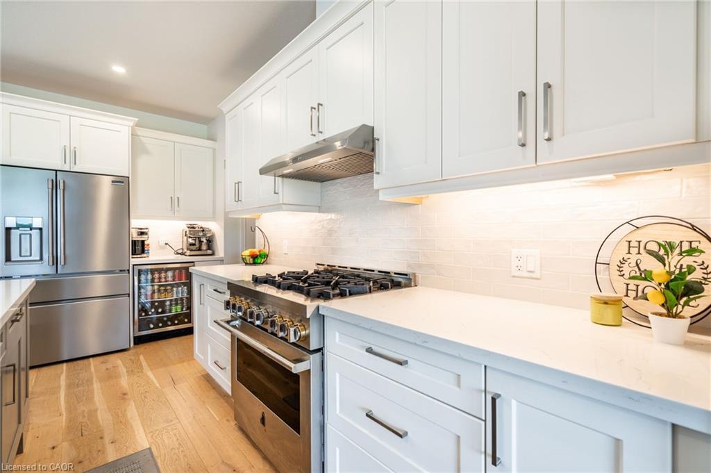 16 Whiting Drive, Paris, ON - Indoor Photo Showing Kitchen With Upgraded Kitchen