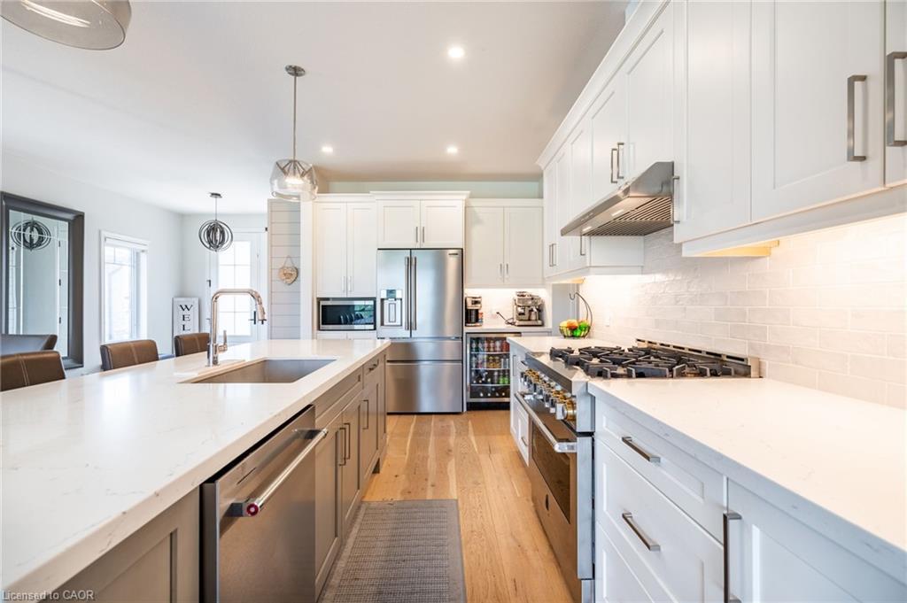 16 Whiting Drive, Paris, ON - Indoor Photo Showing Kitchen With Upgraded Kitchen