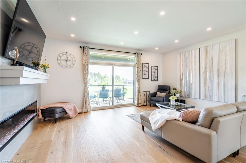 16 Whiting Drive, Paris, ON - Indoor Photo Showing Living Room