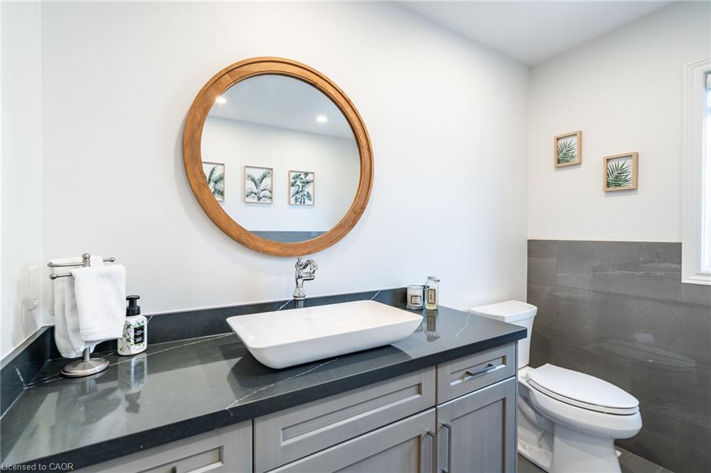 16 Whiting Drive, Paris, ON - Indoor Photo Showing Bathroom