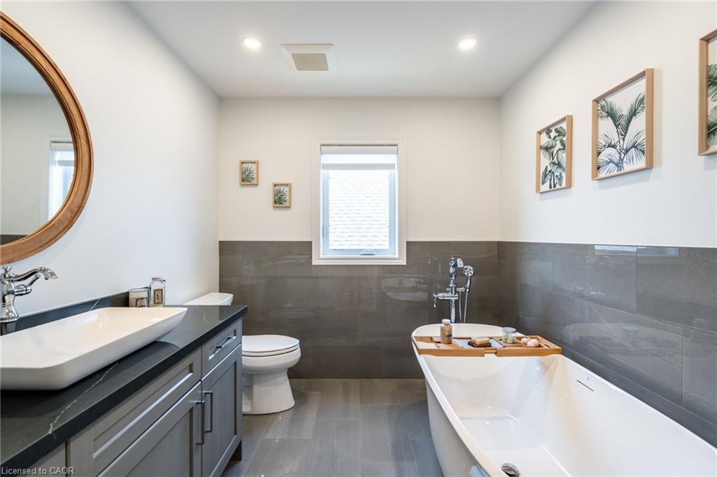 16 Whiting Drive, Paris, ON - Indoor Photo Showing Bathroom