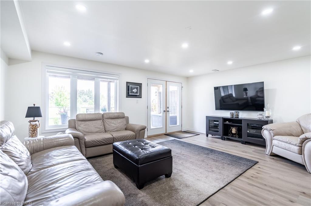 16 Whiting Drive, Paris, ON - Indoor Photo Showing Living Room