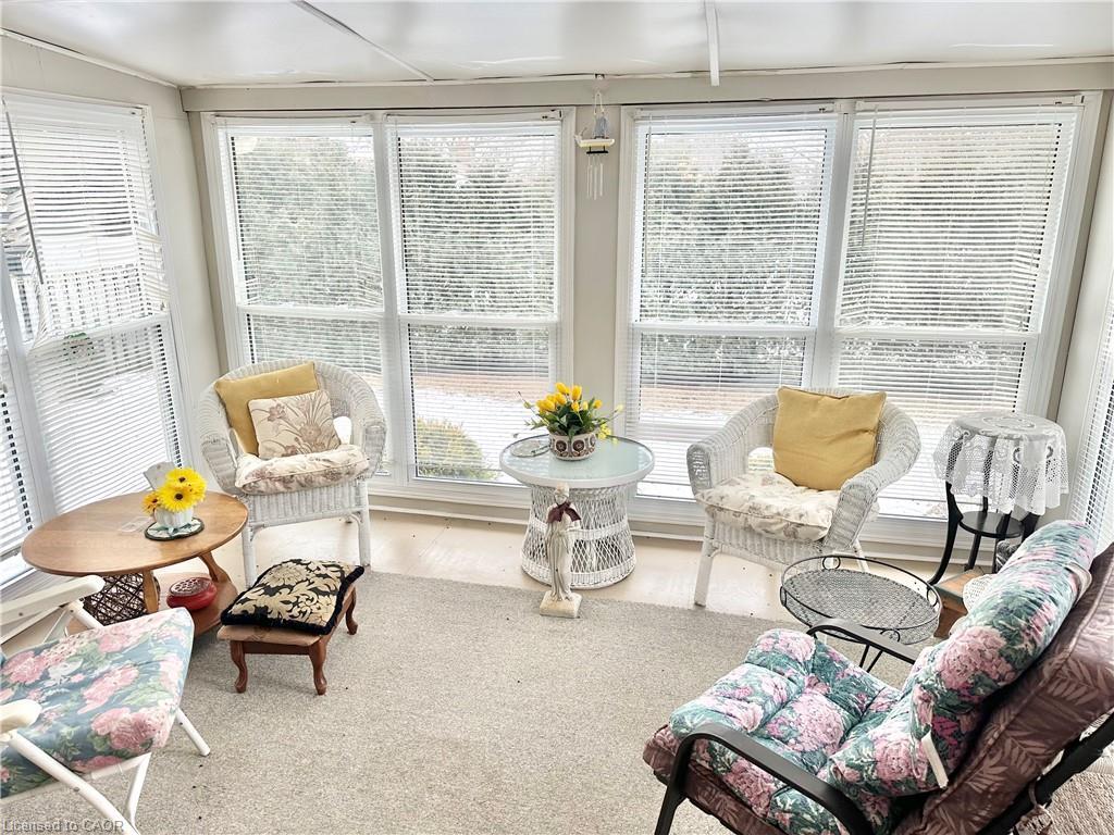 248 Howard Street, Waterford, ON - Indoor Photo Showing Living Room