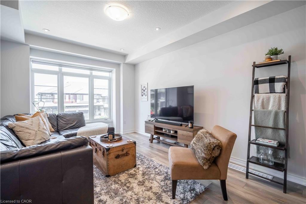 4882 Connor Drive, Beamsville, ON - Indoor Photo Showing Living Room