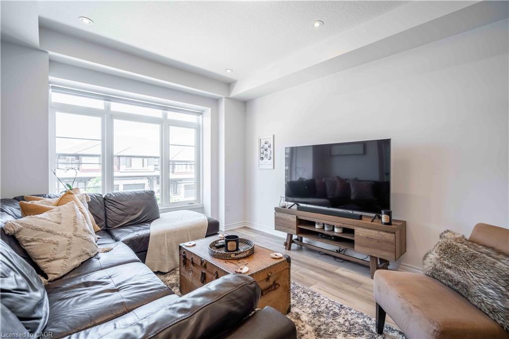 4882 Connor Drive, Beamsville, ON - Indoor Photo Showing Living Room
