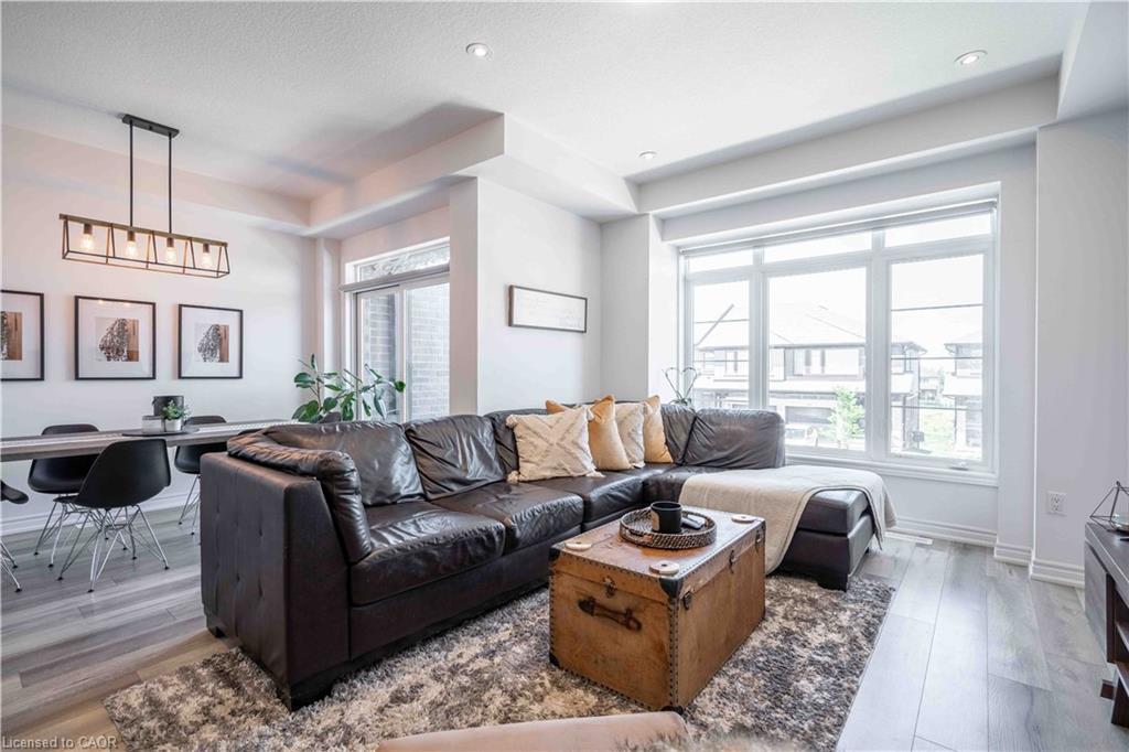 4882 Connor Drive, Beamsville, ON - Indoor Photo Showing Living Room
