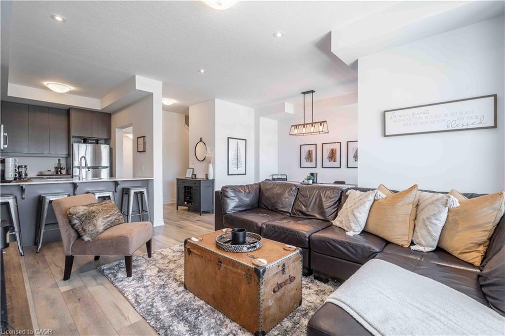 4882 Connor Drive, Beamsville, ON - Indoor Photo Showing Living Room