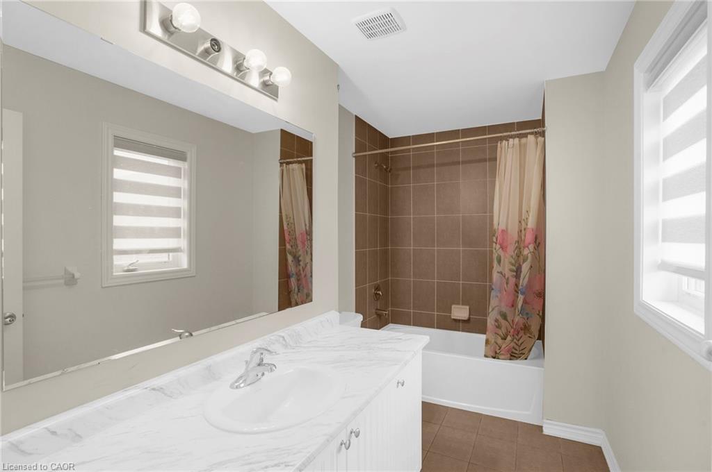 251 Palace Street, Thorold, ON - Indoor Photo Showing Bathroom