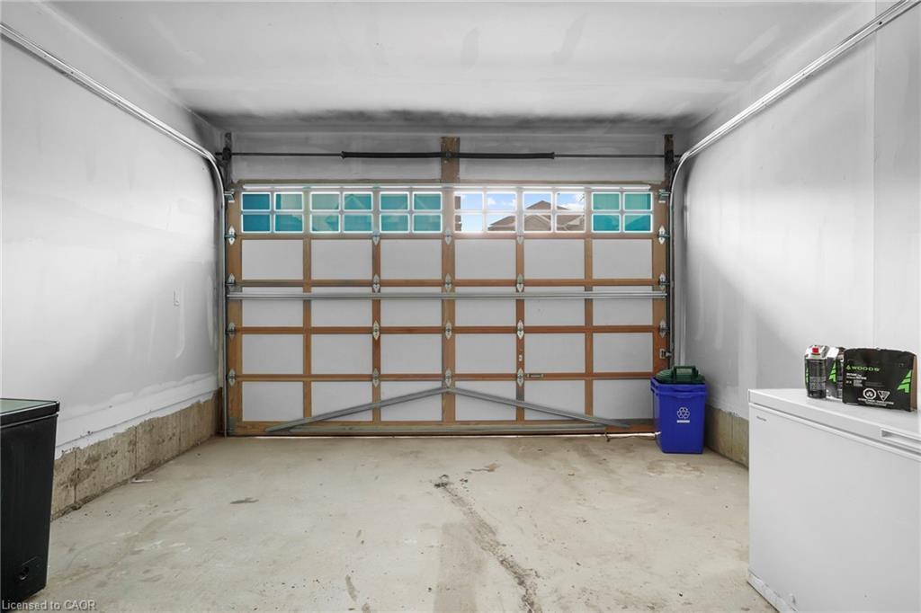 251 Palace Street, Thorold, ON - Indoor Photo Showing Garage