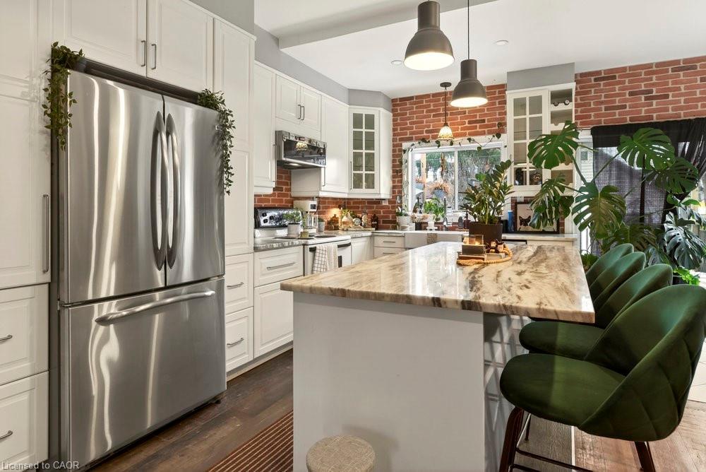 224 Balmoral Avenue N, Hamilton, ON - Indoor Photo Showing Kitchen With Upgraded Kitchen