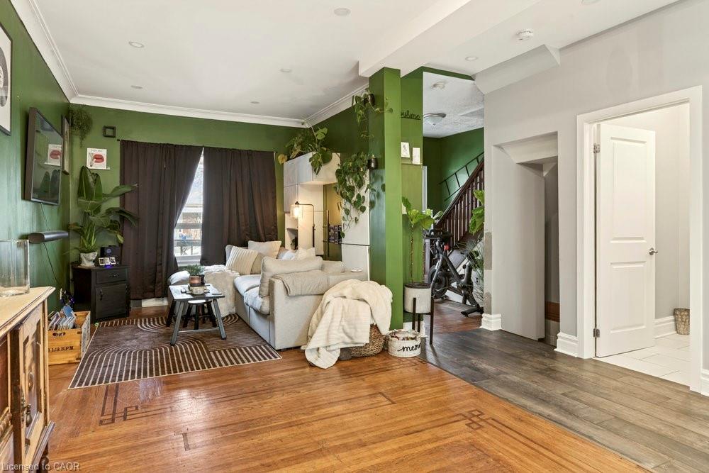224 Balmoral Avenue N, Hamilton, ON - Indoor Photo Showing Living Room
