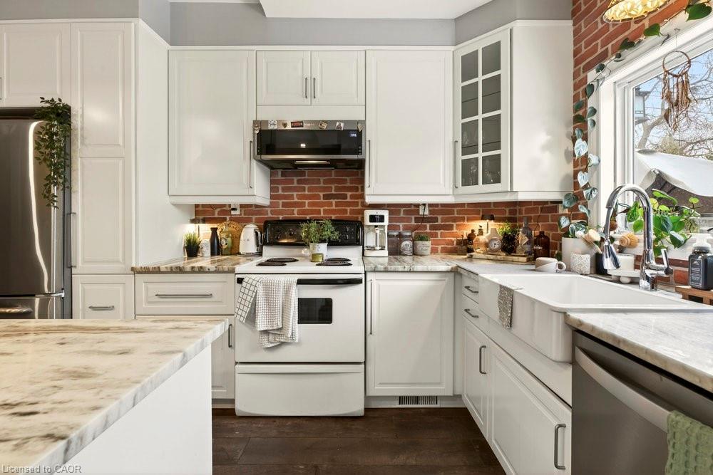 224 Balmoral Avenue N, Hamilton, ON - Indoor Photo Showing Kitchen