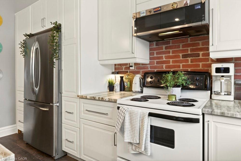 224 Balmoral Avenue N, Hamilton, ON - Indoor Photo Showing Kitchen