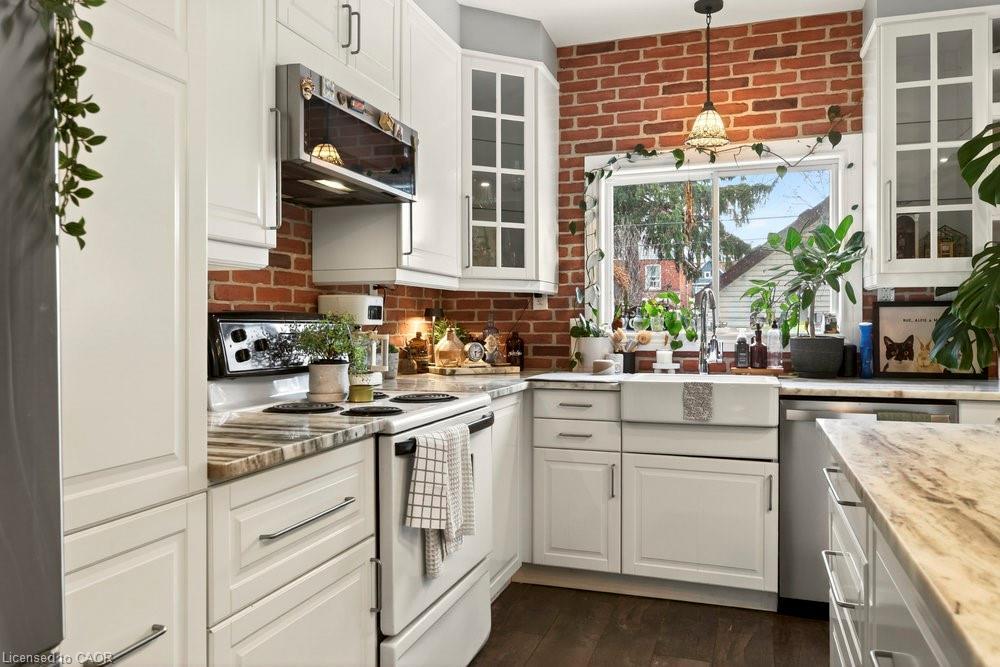 224 Balmoral Avenue N, Hamilton, ON - Indoor Photo Showing Kitchen