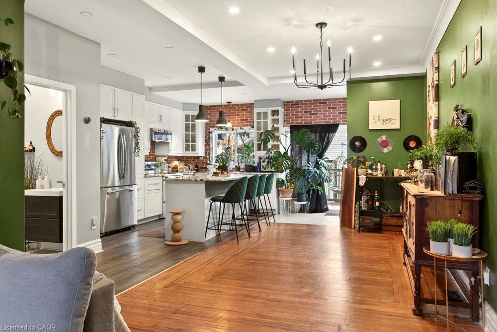 224 Balmoral Avenue N, Hamilton, ON - Indoor Photo Showing Kitchen With Upgraded Kitchen
