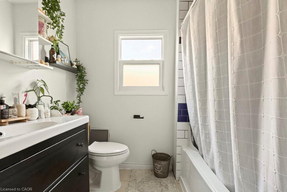 224 Balmoral Avenue N, Hamilton, ON - Indoor Photo Showing Bathroom