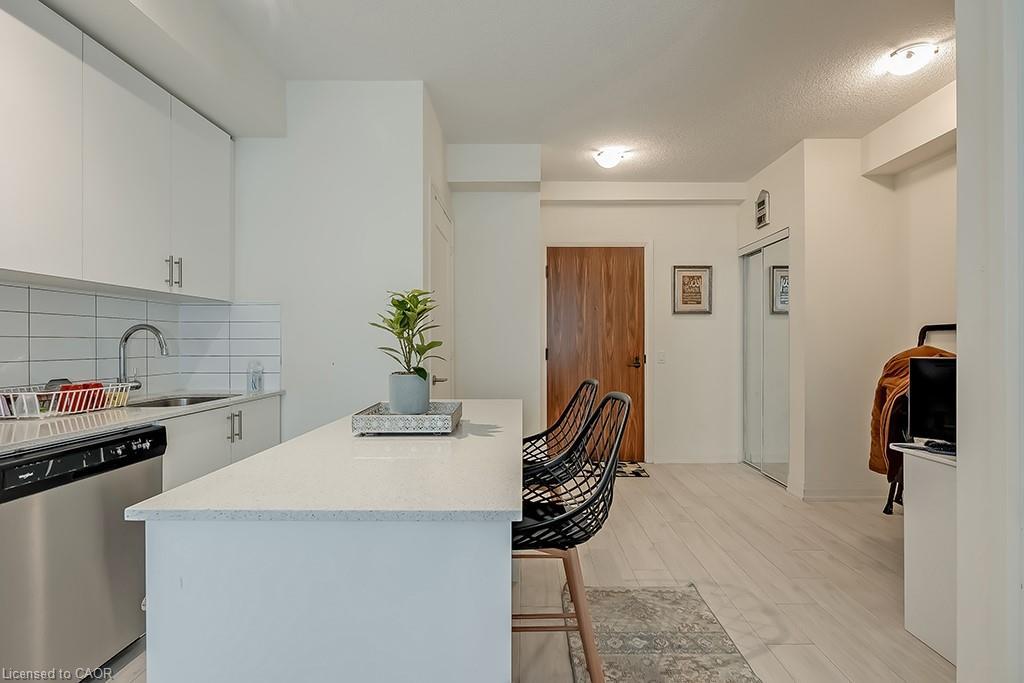 415-509 Dundas Street W, Oakville, ON - Indoor Photo Showing Kitchen With Upgraded Kitchen