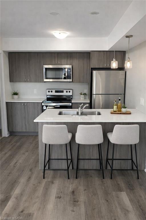B5-1331 Countrystone Drive, Kitchener, ON - Indoor Photo Showing Kitchen With Stainless Steel Kitchen With Double Sink With Upgraded Kitchen