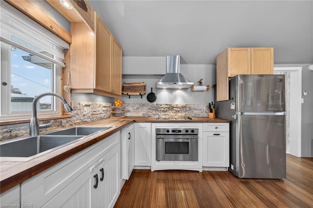 1457 Lakeshore Road, Selkirk, ON - Indoor Photo Showing Kitchen With Double Sink With Upgraded Kitchen