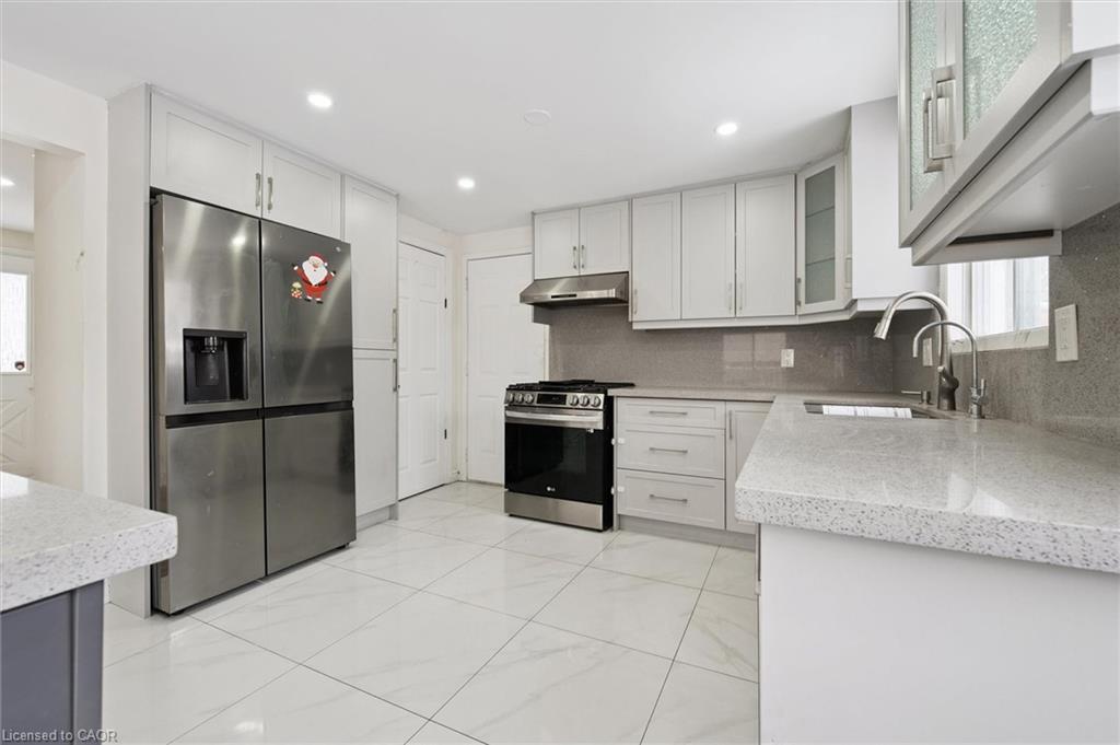 107 Foxridge Drive, Cambridge, ON - Indoor Photo Showing Kitchen With Upgraded Kitchen