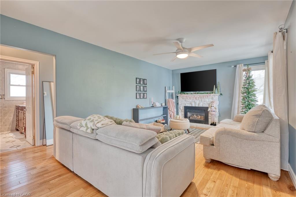 99 East 36Th Street, Hamilton, ON - Indoor Photo Showing Living Room With Fireplace