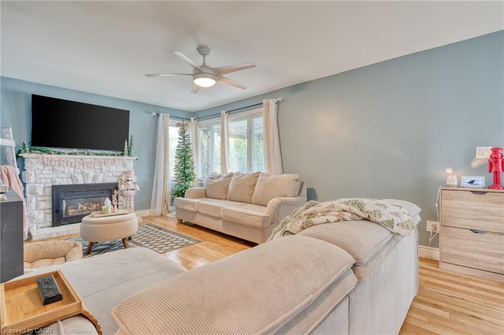 99 East 36Th Street, Hamilton, ON - Indoor Photo Showing Living Room With Fireplace