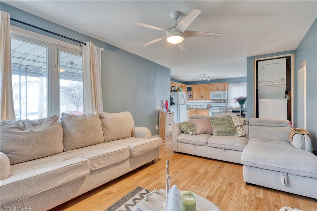 99 East 36Th Street, Hamilton, ON - Indoor Photo Showing Living Room
