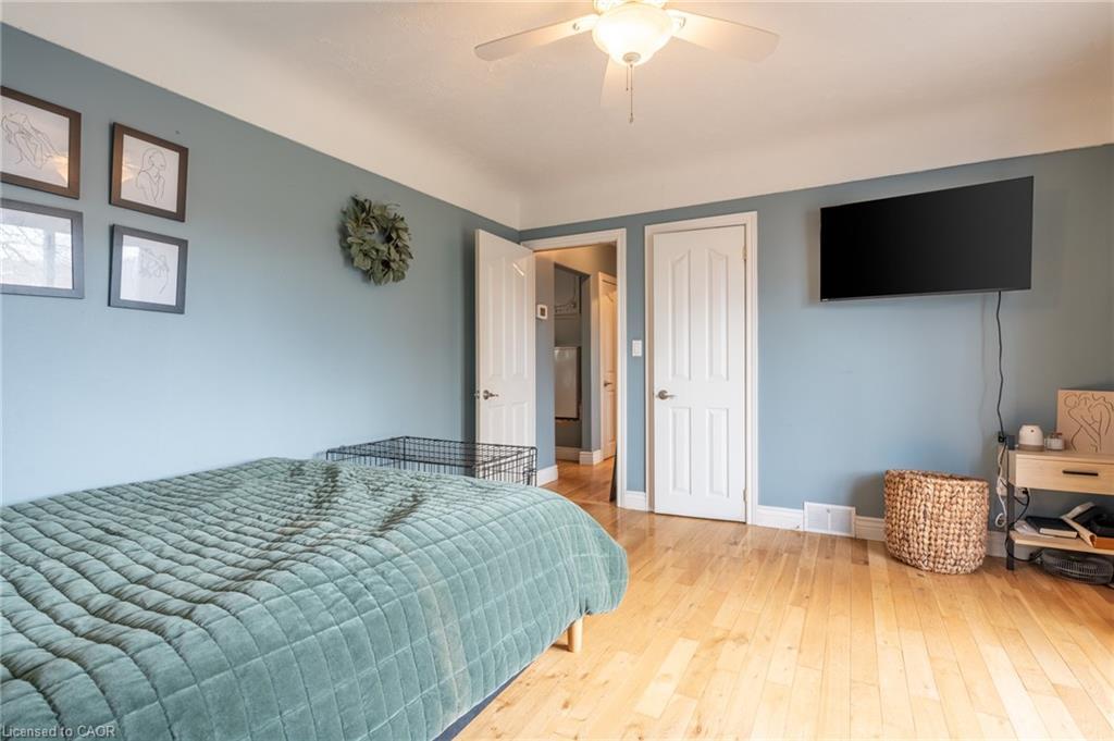 99 East 36Th Street, Hamilton, ON - Indoor Photo Showing Bedroom