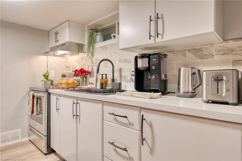 99 East 36Th Street, Hamilton, ON - Indoor Photo Showing Kitchen With Upgraded Kitchen
