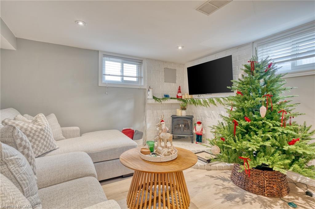 99 East 36Th Street, Hamilton, ON - Indoor With Fireplace