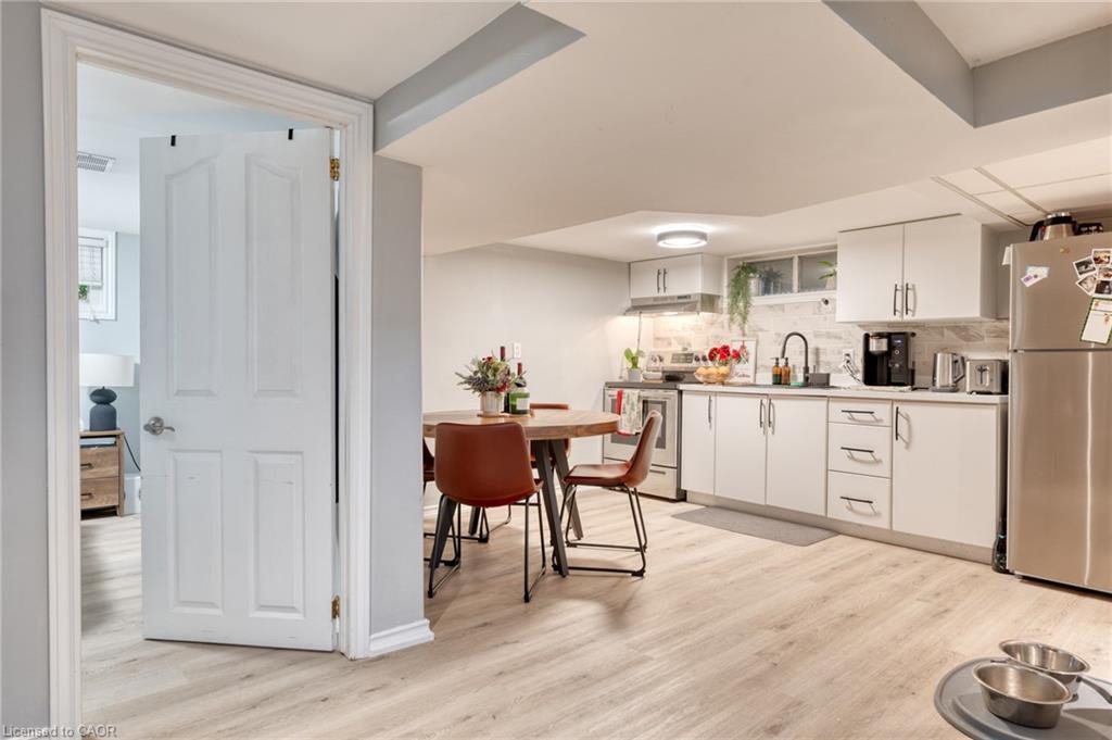 99 East 36Th Street, Hamilton, ON - Indoor Photo Showing Kitchen