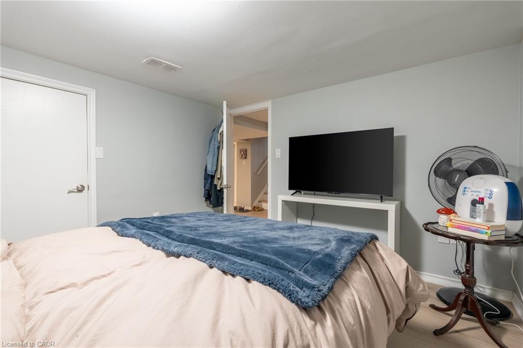 99 East 36Th Street, Hamilton, ON - Indoor Photo Showing Bedroom