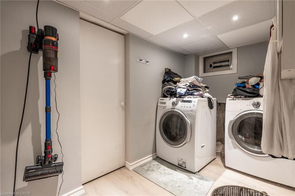 99 East 36Th Street, Hamilton, ON - Indoor Photo Showing Laundry Room