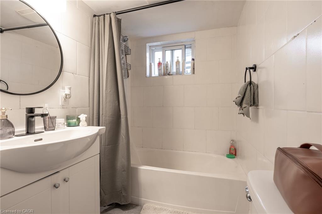 99 East 36Th Street, Hamilton, ON - Indoor Photo Showing Bathroom