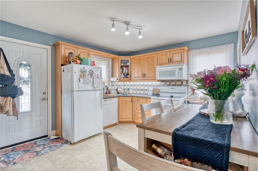99 East 36Th Street, Hamilton, ON - Indoor Photo Showing Kitchen