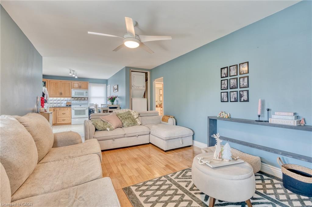 99 East 36Th Street, Hamilton, ON - Indoor Photo Showing Living Room