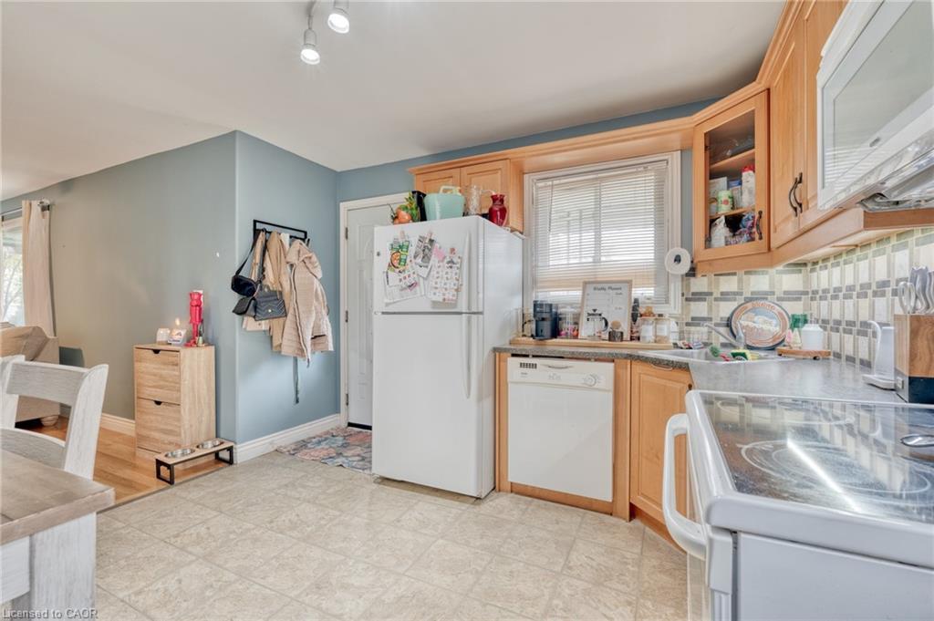 99 East 36Th Street, Hamilton, ON - Indoor Photo Showing Kitchen