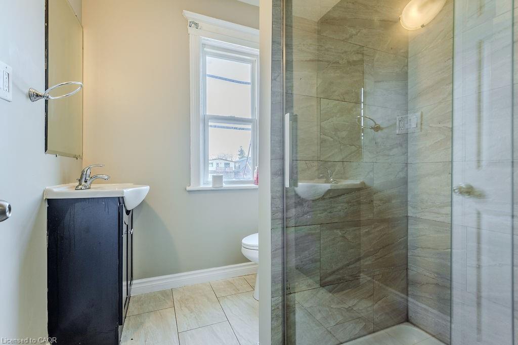 Upper-19 Sanford Avenue S, Hamilton, ON - Indoor Photo Showing Bathroom